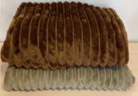 Мягкий плед из микрофибры Koloco 200x220 см крупная полоска - коричневый
