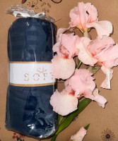 Простынь сатин-страйп Soft Sofia 160х200 см + 30 см темно-синяя на резинке с наволочками