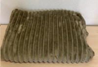 Мягкий плед из микрофибры Koloco 200x220 см полоска - оливковый
